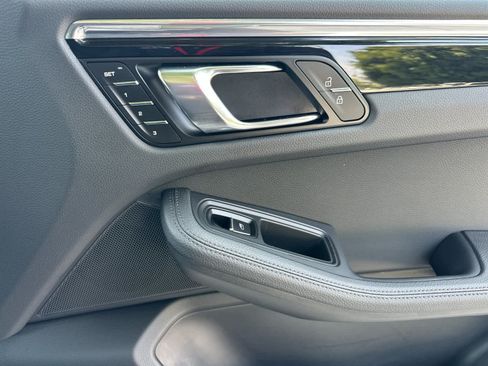 Certified 2025 Porsche Macan AWD/4WD image 19
