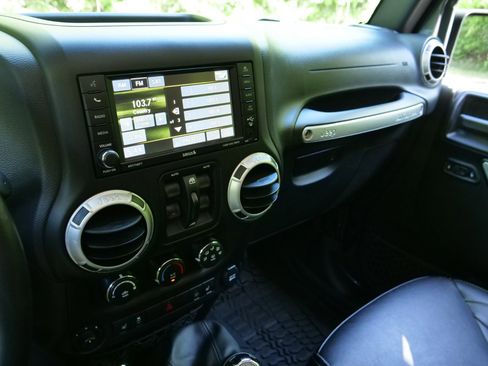 Used 2016 Jeep Wrangler Unlimited Rubicon AWD/4WD image 11