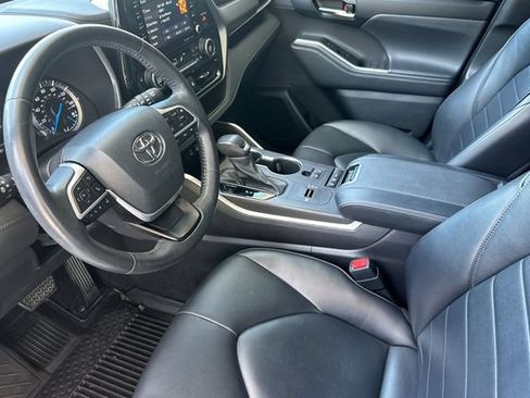 Used 2022 Toyota Highlander XLE AWD/4WD image 10
