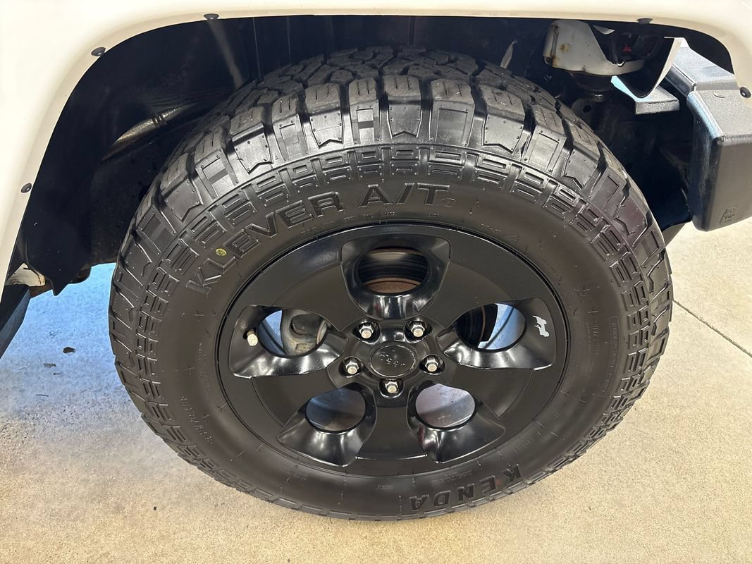 Used 2015 Jeep Wrangler Unlimited Sahara w/ Connectivity Group AWD/4WD image 31