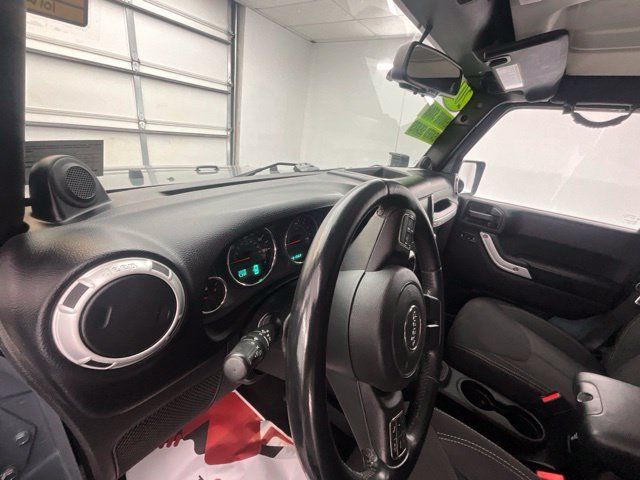 Used 2014 Jeep Wrangler Unlimited Sahara w/ Dual Top Group AWD/4WD image 17