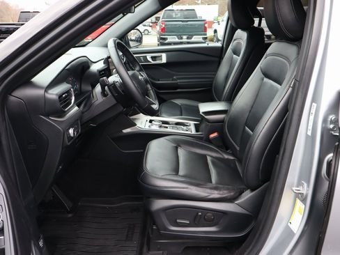 Used 2020 Ford Explorer XLT w/ Equipment Group 202A image 4