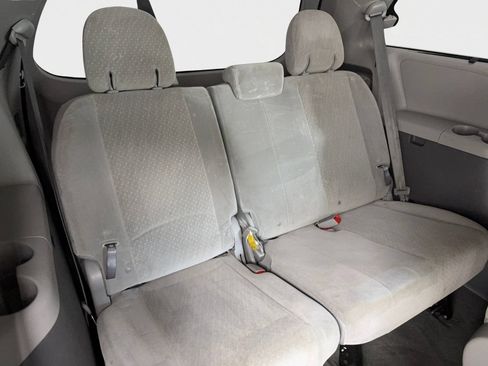 Used 2018 Toyota Sienna LE w/ Carpet Mat Package FWD image 45