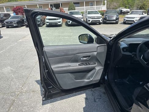 Used 2025 Nissan Kicks SV AWD/4WD image 23