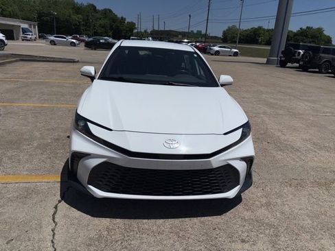 Used 2025 Toyota Camry SE FWD image 4