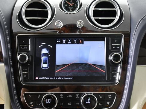 Used 2017 Bentley Bentayga image 17
