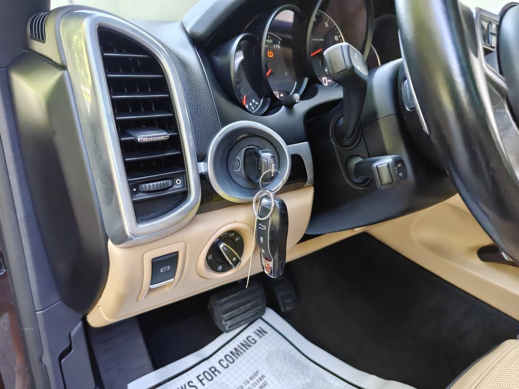 Used 2016 Porsche Cayenne AWD/4WD image 15