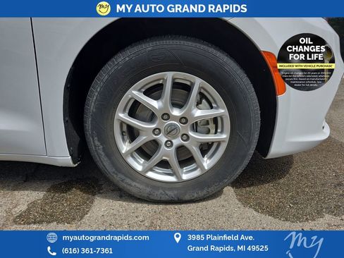 Used 2023 Chrysler Pacifica Touring-L FWD image 37