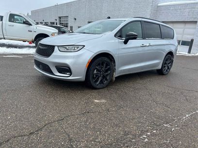 Used 2023 Chrysler Pacifica Limited w/ Uconnect Theater Family Group