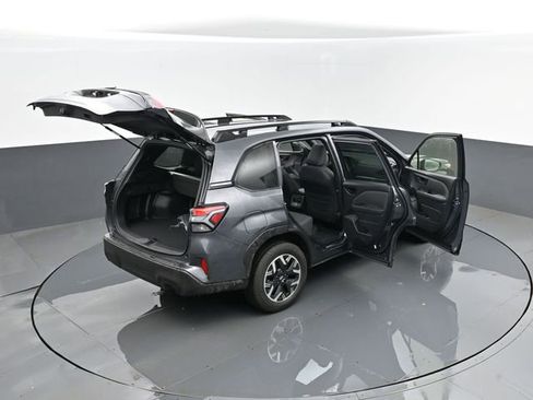 Used 2025 Subaru Forester Premium image 28