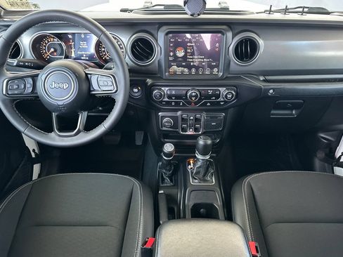 Used 2023 Jeep Gladiator Sport AWD/4WD image 16
