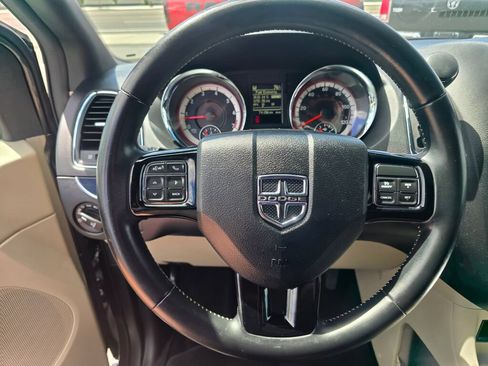 Used 2019 Dodge Grand Caravan SXT w/ Rear Park Assist Package FWD image 22