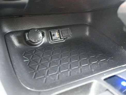 Used 2019 Toyota RAV4 XLE AWD/4WD image 16