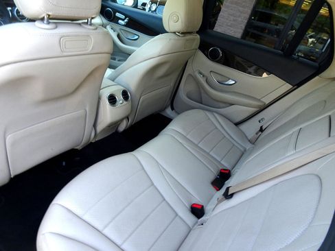Used 2018 Mercedes-Benz GLC 300 w/ Premium Package image 10