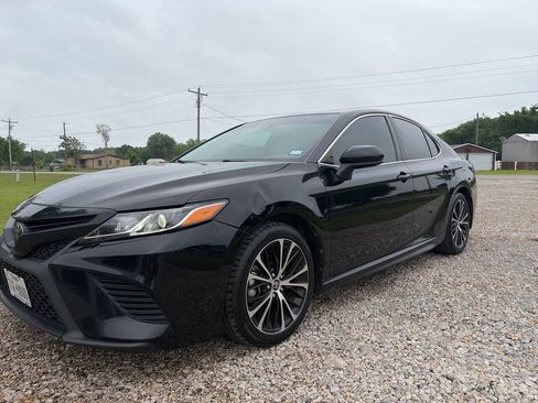 Used 2020 Toyota Camry SE FWD image 1