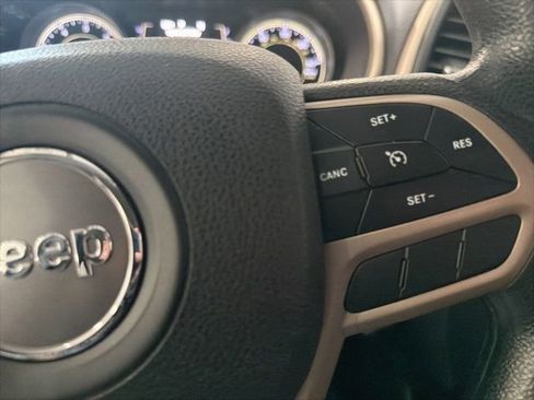 Used 2017 Jeep Cherokee Sport FWD image 23