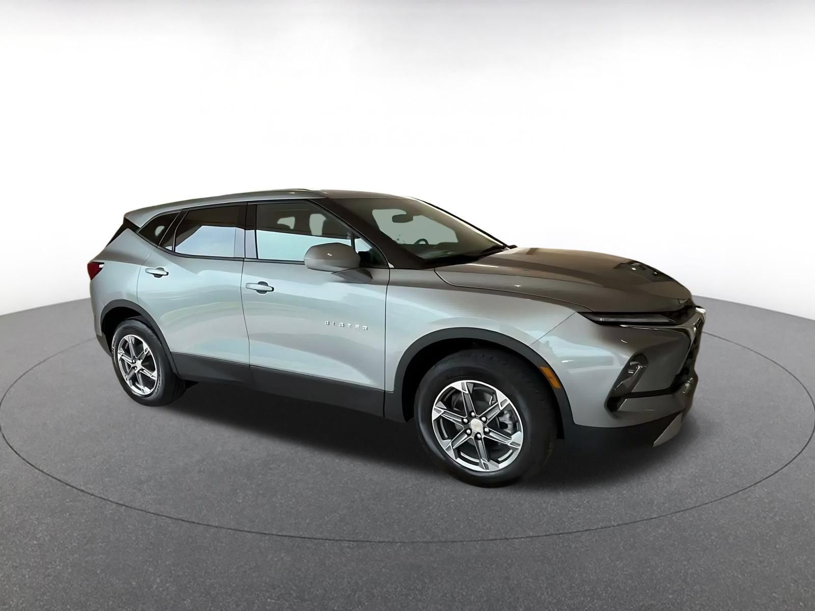 Used 2026 Chevrolet Blazer LT FWD image 2