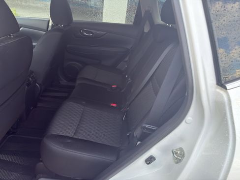 Used 2019 Nissan Rogue SV w/ Premium Package FWD image 11