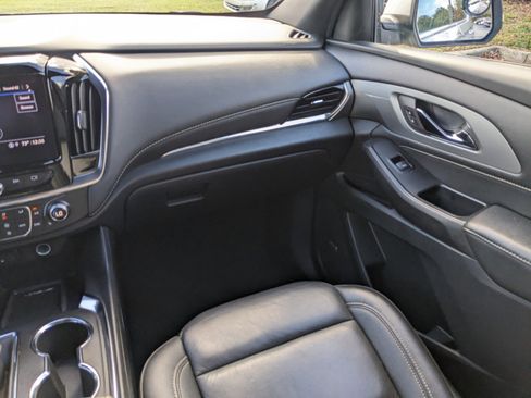 Used 2022 Chevrolet Traverse LT w/ LT Premium Package image 19