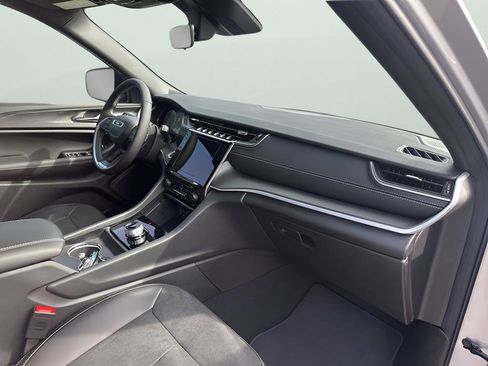 New 2025 Jeep Grand Cherokee Altitude image 14
