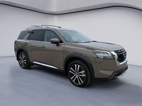 Used 2025 Nissan Pathfinder Platinum image 7