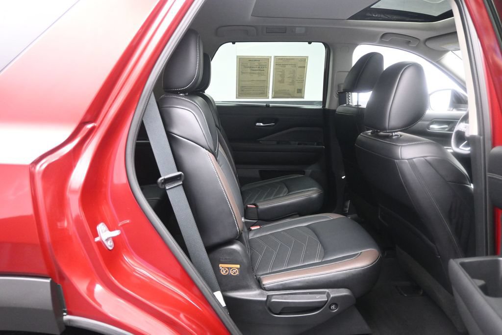 Used 2024 Nissan Pathfinder Platinum FWD image 29