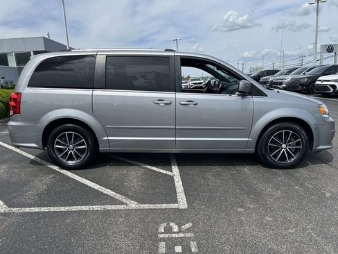 Used 2017 Dodge Grand Caravan SXT FWD image 8