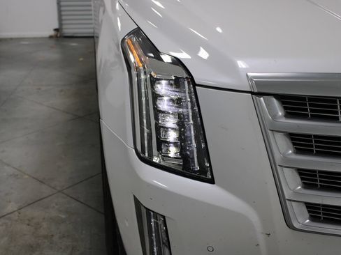 Used 2020 Cadillac Escalade Premium Luxury AWD/4WD image 13