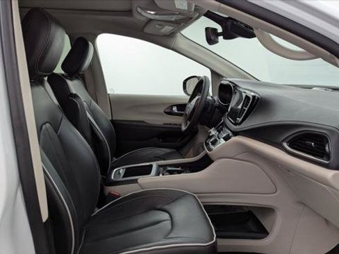 Used 2023 Chrysler Pacifica Limited FWD image 21