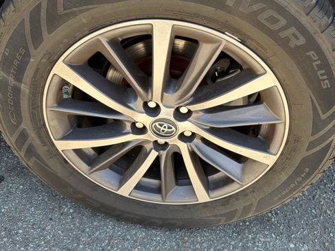 Used 2018 Toyota Highlander XLE AWD/4WD image 7