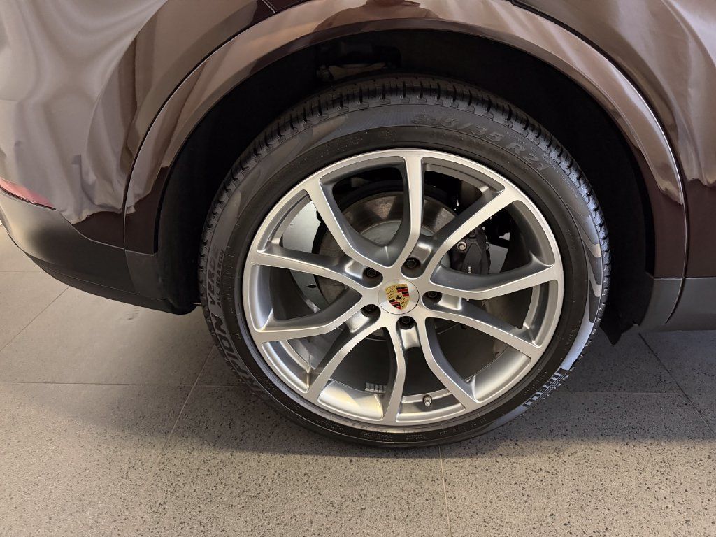 Certified 2023 Porsche Cayenne Platinum Edition AWD/4WD image 12