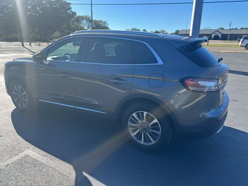 Used 2022 Lincoln Nautilus FWD w/ Premium Package image 3