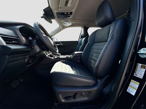 New 2025 Mitsubishi Outlander SE image 22