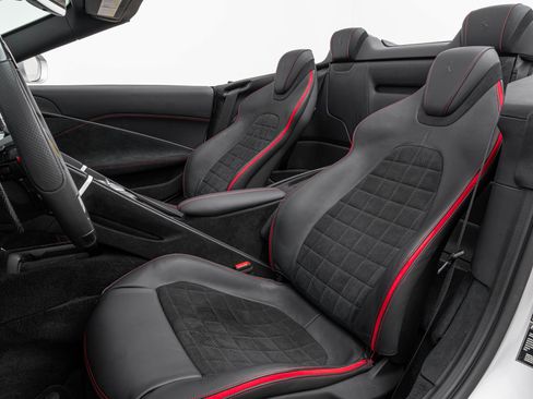 Certified 2025 Ferrari Roma Base image 5