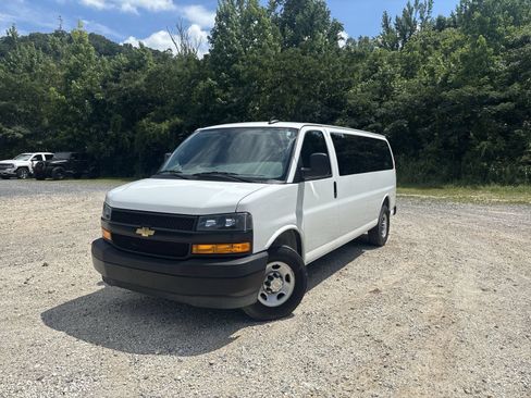 Used 2024 Chevrolet Express 3500 LS RWD image 3