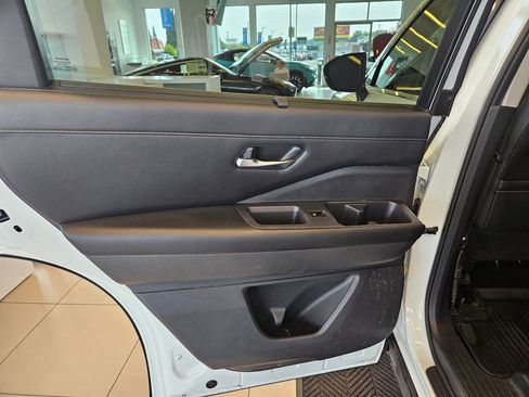 Used 2023 Nissan Pathfinder SL AWD/4WD image 25