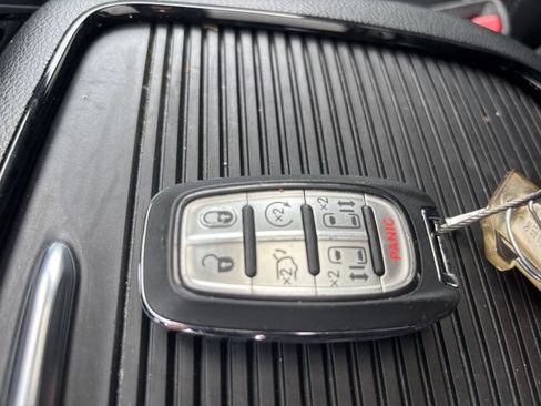 Used 2025 Chrysler Pacifica Limited FWD image 27