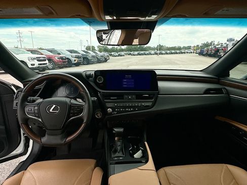 Used 2024 Lexus ES 300h w/ Technology Package FWD image 3