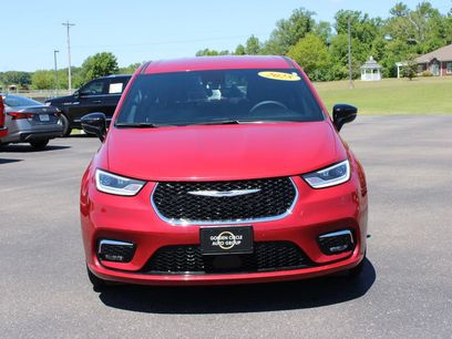 Used 2025 Chrysler Pacifica Select