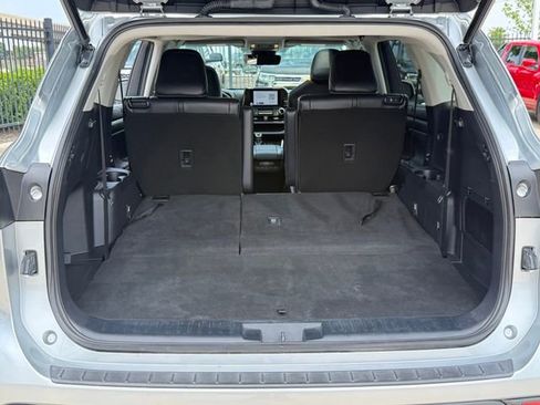 Used 2023 Toyota Highlander XLE FWD image 27