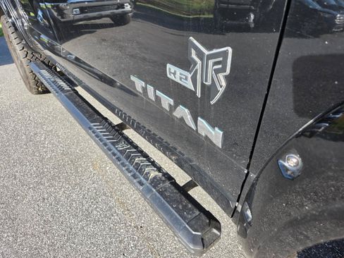 Used 2021 Nissan Titan SV w/ SV Convenience Package AWD/4WD image 5
