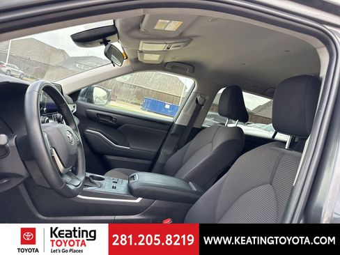 Used 2025 Toyota Highlander LE FWD image 16