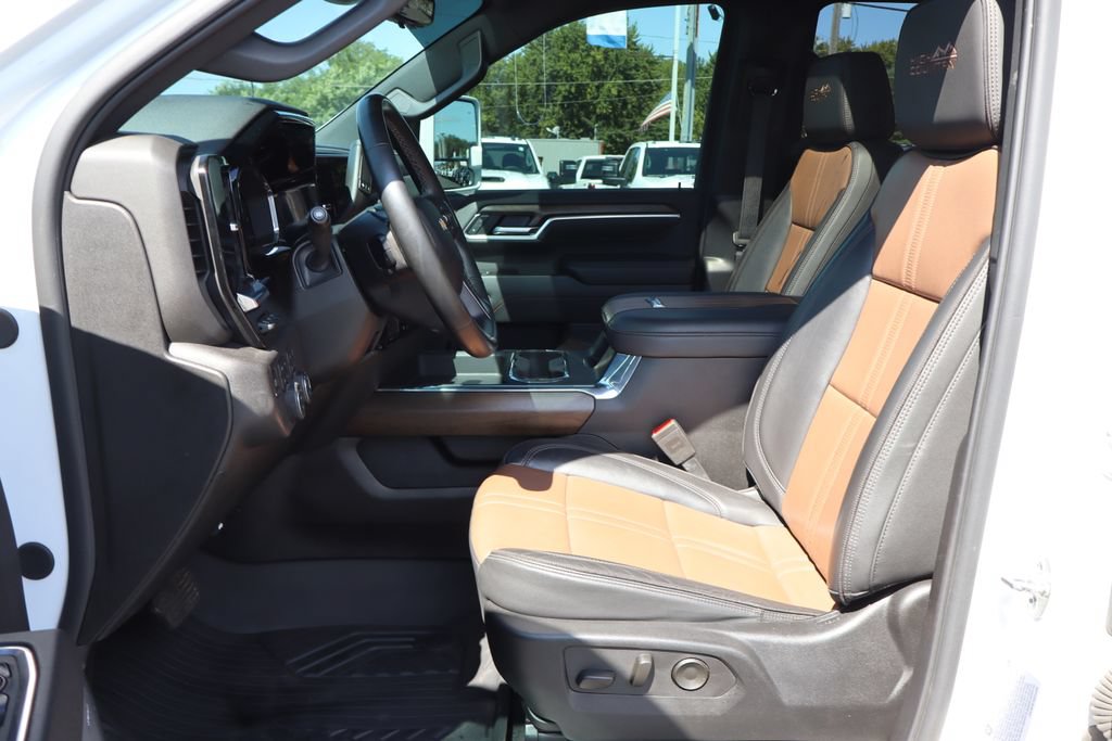Used 2025 Chevrolet Silverado 2500 High Country w/ Technology Package AWD/4WD image 4