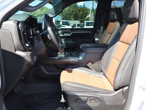 Used 2025 Chevrolet Silverado 2500 High Country w/ Technology Package AWD/4WD image 4