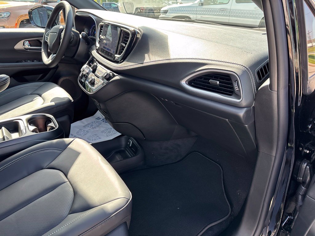 New 2027 Chrysler Pacifica Select FWD image 26
