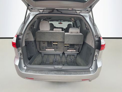 Used 2015 Toyota Sienna LE image 12