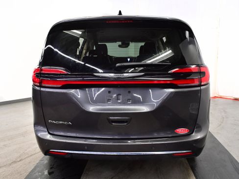 Used 2023 Chrysler Pacifica Touring-L FWD image 6