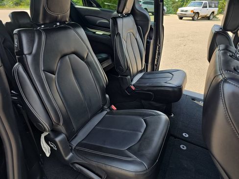 Used 2025 Chrysler Pacifica Select FWD image 11