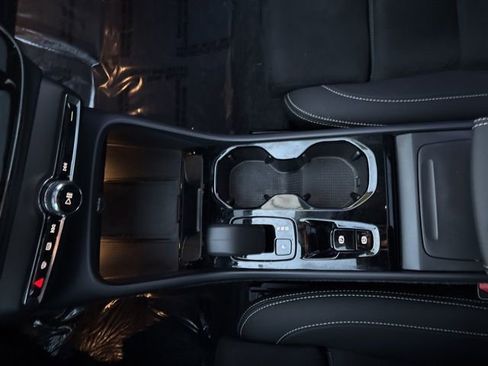 Used 2025 Volvo XC40 B5 Plus image 22