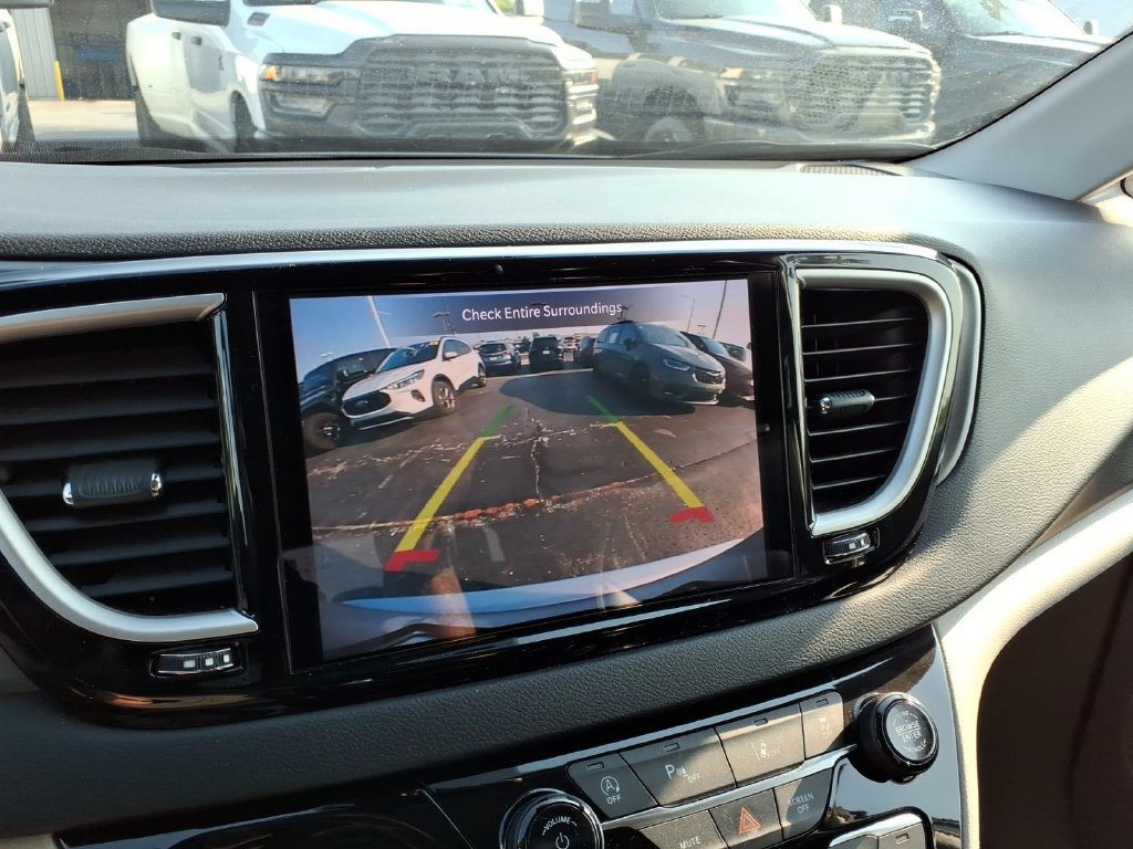 Used 2023 Chrysler Pacifica Touring-L FWD image 18